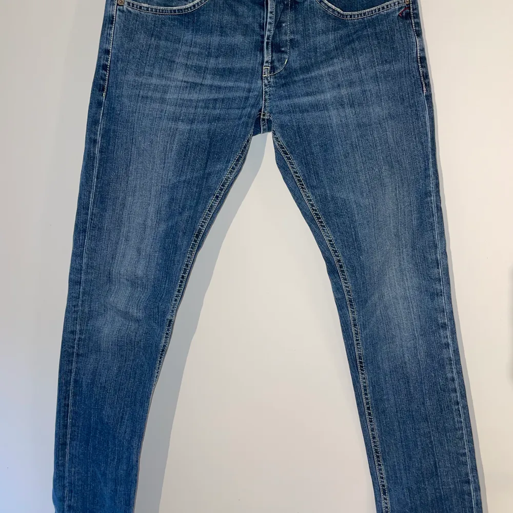Jeans från Dondup i modell George, storlek 33 och skinnyfit. Använda ett fåtal gånger, jeansen är därav i nyskick och säljes då de är urvuxna. Fler bilder finns vid intresse. Nypris: 2499:-. Jeans & Byxor.