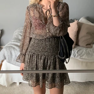 Populär zara klänning - Såå fin klänning från zara som är i nyskick💓 Perfekt till sommaren☀️ Buda från 200kr! (Jag har redan lagt upp denna på ett annat konto men råkade loggas ut och glömde bort mitt lösenord)