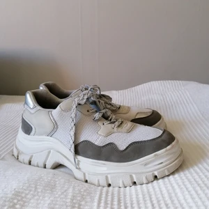 Chunky sneakers - På bilden syns ett par moderna sneakers som passar till allt! Skorna köptes på skopunkten förra året och användes varsamt under hösten, men är fortfarande i gott skick.                                                    Hör gärna av er vid intresse så kan jag skicka fler bilder! Vid köp så står köparen för frakten, eller så finns möjlighet att mötas upp i området kring Jönköping. 