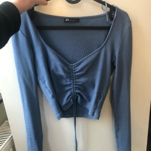 söt topp från zara, perfekt till vår/sommar - Tröjan är justerbar dvs du kan göra tröjan längre och kortare genom att justera snörena! Tröjan passar mig som vanligtvis har S i tröjor men den är i storlek M.💕