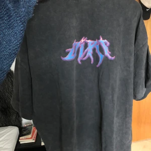 Graphic tshirt - T-shirt från collusion, tjockt material, oversized fit! Köparen står för frakten🌟