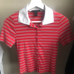 Top-skjorta  - Svin snygg top-skjorta som jag har köpt på ”Forever 21”.Den är i stl M men passar svin snyggt på mig som har XS-S. Använd ett fåtal gånger men säljer då den inte är riktigt min stil. Köptes för 240!