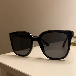 solglasögon  - säljer dessa oanvända solglasögon! Säljer pga inte min stil. Solglasögonfodral medföljer.💙 frakt ingår