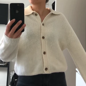 & other stories kofta - Vit kofta med knappar från & other stories. Så fin, men inte riktigt min stil och har därför inte kommit till användning. Buda i kommentarerna!! (Ordinarie pris 690kr)