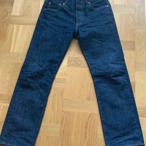 Levis 501 - Levis 501 i storlek 30/30. Skick 9/10, använda typ 3 gånger.                                                                           Tveka inte på att höra av dig om du har några frågor! :) 