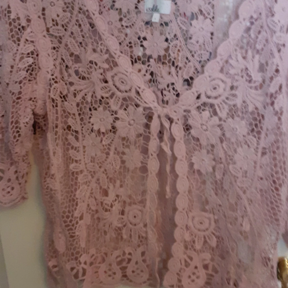 M/L, blommigt, chic't, ros-broderad blus,*Isolde.  - 90