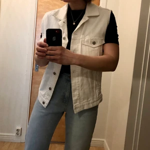 Reclaimed vintage vit jeans väst  - Lite oversize men riktigt snygg väst, knappt använd, köptes förra våren 