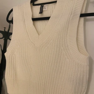 Stickad väst  - Aldrig anvönd. Köpt på hm. Storlek xs. Passar S