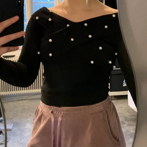 Tröja - Jättefin svart tröja med vita pärlor på och korsade band där fram💗 säljer denna då den inte passar mig😊