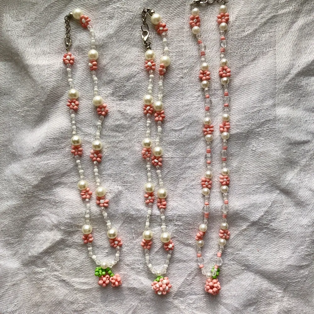 Frukt halsband, körsbär, jordgubbe och citron i färgen rosa. Finns även i normal färger. 🪴 70kr + frakt ☀️                                                                       För mer följ exk.design på instagram . Accessoarer.