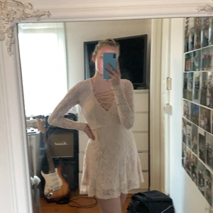 Ljusrosa spetsklänning storlek S - Ljusrosa spetsklänning med korsade band på framsidan, storlek S från forever 21, bara använd några få gånger! Pris: 70kr + 62kr frakt 