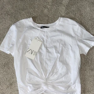 T-shirt med knytning - T-shirt med knytning från Zara. Aldrig använd