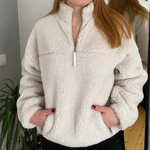 Jättemysig teddyjacka  - Säljer en vit gosig kofta/jacka kan användas som båda. Finns fickor med dragkedjor. Använd en gång! Nypris 339 kr! 