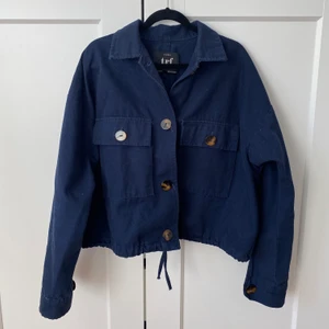 Jacka från Zara - Ganska kort & bred i modellen. Jeans-material isch. Storlek XS men passar S också. TRF kollektionen från Zara. Sparsamt använd.