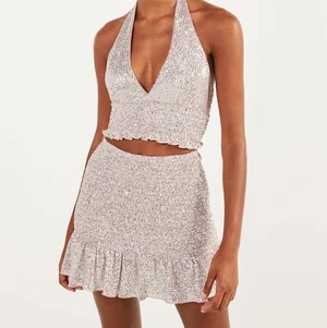 Glittrigt set - Intressekoll på världens finaste glitter set från Bershka som är använt 1 gång. Både överdel o underdel är i Storlek S men skulle säga att det sitter mer som XS. Om många är intresserade blir det budgivning💕