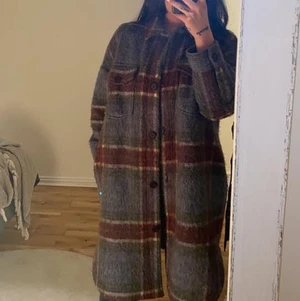 Längre jacka från zara i nyskick  - Kommer inte till användning, oversize i stl 💕 köpare står för frakt eller möts i Malmö. Buda från 150 med 10kr ökning eller köp direkt för 350 ♥️