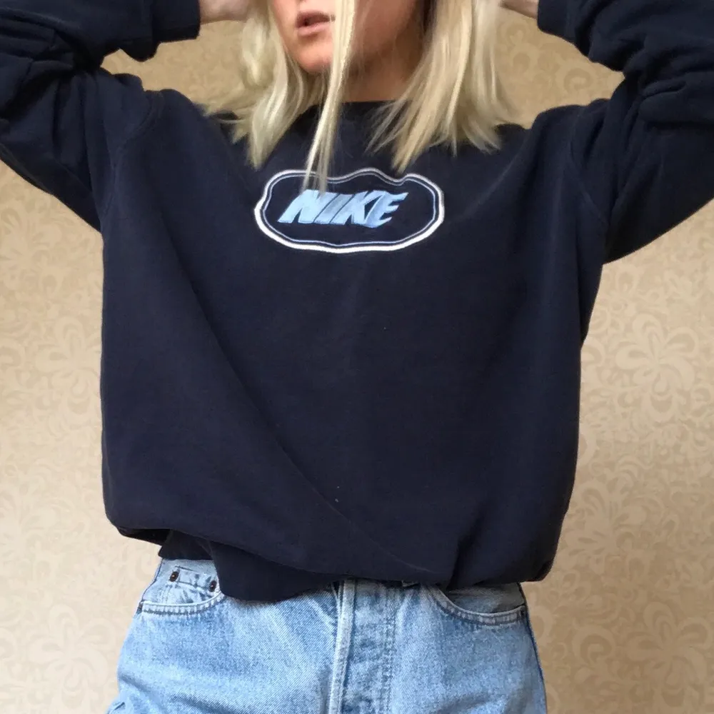 Marinblå Nike sweatshirt, är i väldigt fint skick, står ingen storlek men skulle gissa på S/M( jag är 170). Tröjor & Koftor.