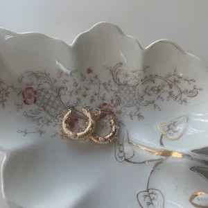 Guldörhängen med stenar - Säljer dessa superfina guldfärgade örhängerna som jag älskar jätte mycket men som inte kommer till användning. 2,5 cm i diameter. Köparen står för frakten💛💛