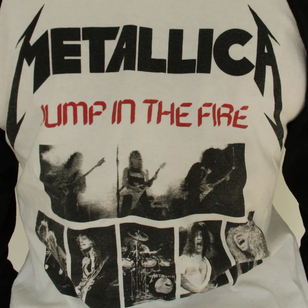 Tunn snygg Metallica tröja! Knappt använd och är i ett fint skick! Sista bilden är på tröjans rygg! Köparen står för frakten🥰. Tröjor & Koftor.