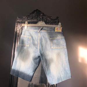 Stört snygga lågmidjade (!!) jeansshorts perfekta till vår och sommar! Snygga detaljer så som knapparna på framsidan och fickorna på sidan av shortsen (som det förövrigt får plats en mobil i😁!) Midjemåttet är ca80cm