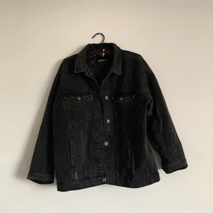 Jeansjacka från Monki - Knappt använd svart jeansjacka från Monki, perfekt på våren/sommaren👏🏼🌸🌞150:- ink frakt🌿