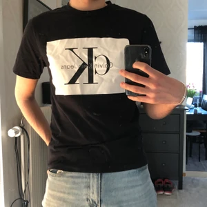 Calvin Klein T-shirt - Säljer min Calvin Klein T-shirt som jag köpte för ett par år sen. Skicket är mycket bra trots åren. Köpt för 550kr