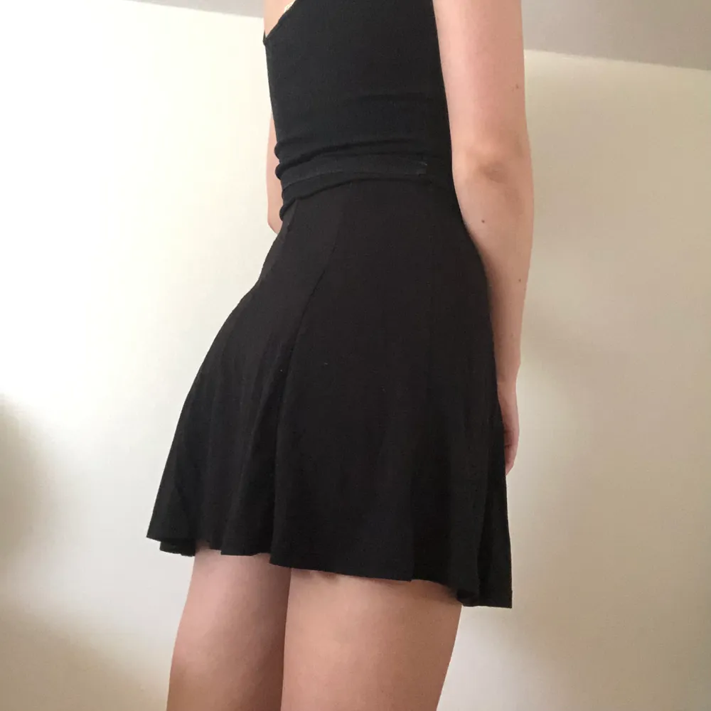 Fin svart kjol från pull&bear som är knappast använd 🤩 Den är stretchig och därför passar storlekar 34-38!. Kjolar.