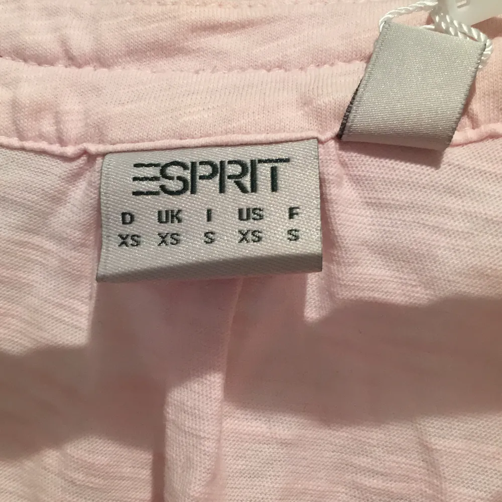 Super gulligt linne med fina detaljer!! Köpt ifrån sellpy och märket är Esprit. Färgen är rosa och storleken är XS. Inte använt bara provat den en gång. ✨⭐️🥰🤍. Blusar.