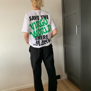 Lil tecca virgo world merch - Lil tecca merch köpt på merch drop. Lite av en intressekoll. Skick 9/10 använd max 3 gånger