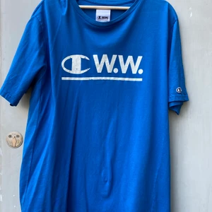 Champion x Wood Wood t-shirt - Trycker har lossnat lite men finns liv kvar ändå! Nypris runt 600kr