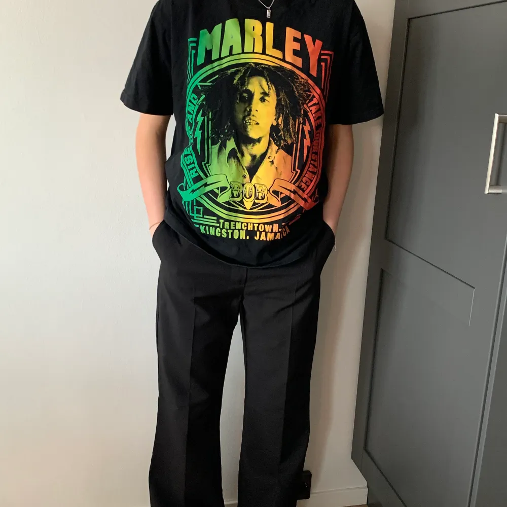 En tröja med bob marley tryck. Skick: 7/10. T-shirts.