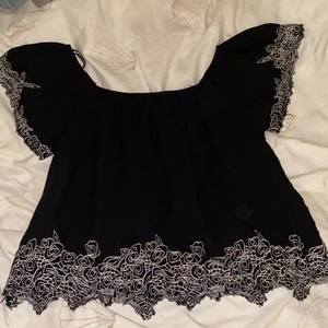 Off shoulder tröja - Fin svart blus, med off shoulder ärmar. Använt skick men inget fel på den