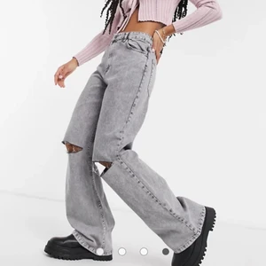 Grå 90’s jeans  - Ett par riktiga fina jeans från berska som jag älskar. Har inte använt de jättemycket då jag har en del kläder men tycker verkligen de sitter otroligt bra och är hellånga för mig som är 172. De ser som nya ut och är i strl 36. Säljer pga att jag gått upp en storlek då jag börjat träna en del och kan tyvärr inte ha dom längre, min strl nu är 38-40. När jag hade strl 36 satt dessa perfekt på mig. Frakt 66kr. 