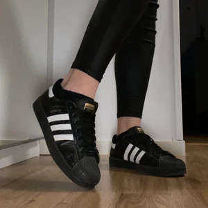 Adidas - skor (superstar) - Retro adidas skor, modellen Superstar! Sparsamt använda! Storlek 39, men jag skulle säga att dem har passform som 38! Köparen står för frakten! 