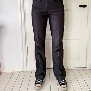  kostymbyxor  - Ett par snygga kostymbyxor. Aldrig använda! Modellen är ca 170 cm lång men de gpr att sprätta upp så att de blir längre💕💕rak modell