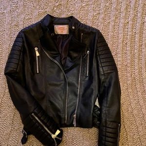 Skinnjacka - Skinnjacka (fake skinn) från Chiquelle. Liten i storleken. Bra skick