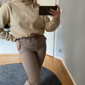 Beige hoodie - Säljer en beige hoodie som inte längre används. Den är i storlek M och säljs för 70kr+frakt