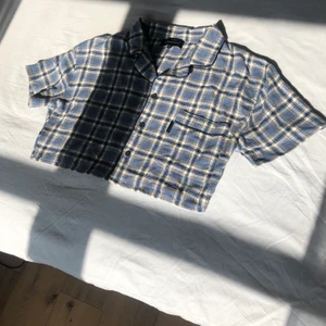 Kort kroppad skjorta. - Insydd pyjamaströja som du kan ansvälldas som topp