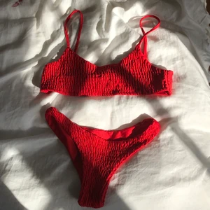 Röd bikini - Köpt här på Plick men passade inte mig. Supersnygg och har en jättefin färg!  Många intresserade, det blir budgivning 🥰