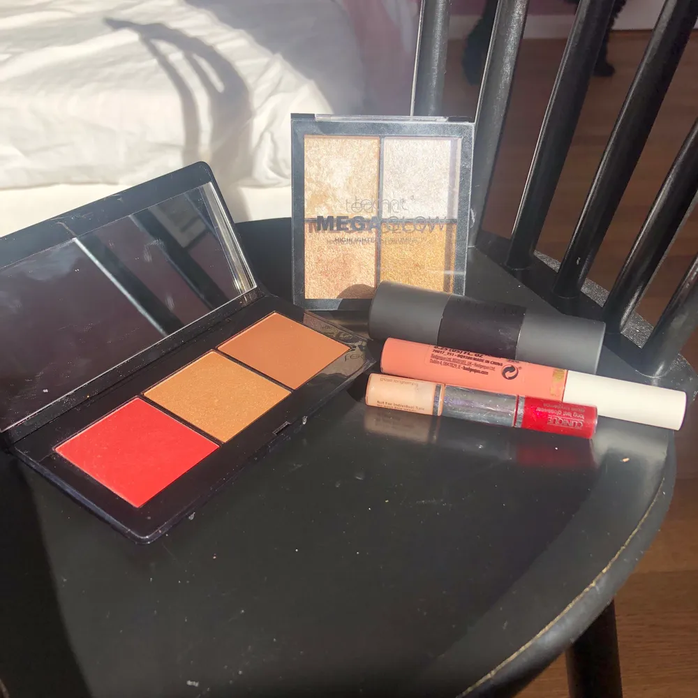 En hm pallet, clinique läppglans, teknic läppglans, shein bronzer stick och teknic highliter. Allt är swatchat men inte använt. Jag vill helst att man köper allt tillsammans. Övrigt.