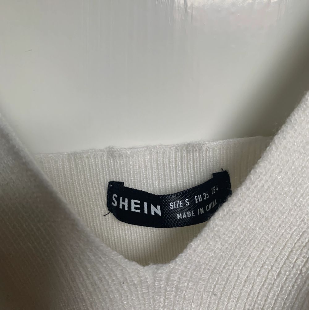 Såå fint stickat linne från shein, tyvärr för litet på mig som brukar ha 34/36 i toppar. Toppen har storlek S men jag skulle säga att den passar xs/xxs 🌷. Toppar.