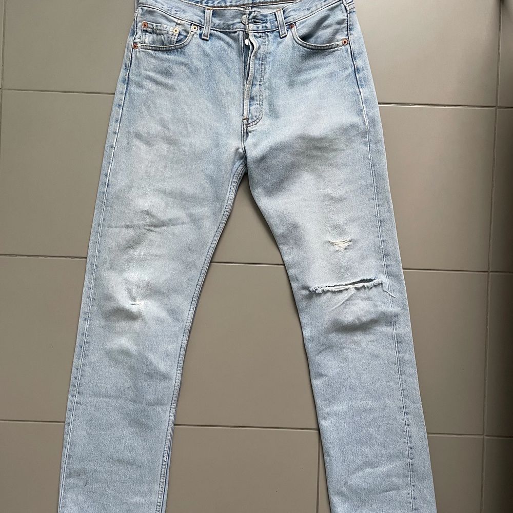 Ett par ljusa slitna Levis 501 jeans som är köpta på beyond retro i Göteborg. Köparen står för frakt(:. Jeans & Byxor.