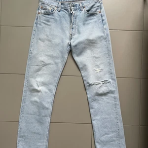 Levis 501 Jeans  - Ett par ljusa slitna Levis 501 jeans som är köpta på beyond retro i Göteborg. Köparen står för frakt(: