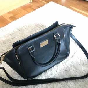 Väska från New York Portable Designs - Nästan helt oanvänd, bra skick. Det finns 2 ytterfack och en stort fack med 3 mindre i så man får plats med mycket. Man kan antingen bära den i handen eller på axeln. Det finns ett extra axelband i väskan som är något smalare än det som är på bilden. Nypris: 499kr👜🙈