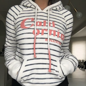 Randig Hollister Hoodie - Säljer denna randiga Hollister hoodie, då jag ej använder den längre. Storlek S, sitter riktigt fint på. Köparen står för frakt:)