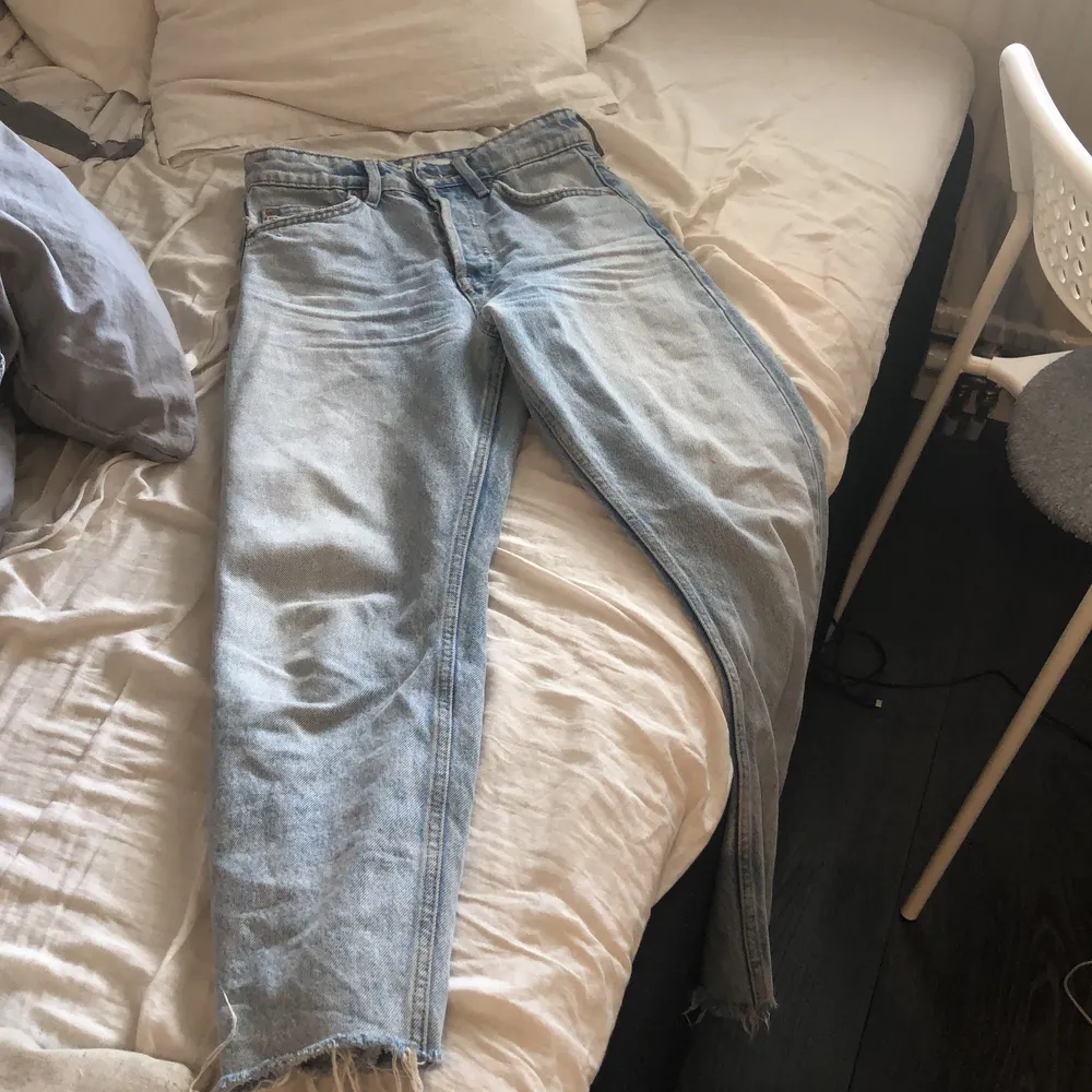 Ljusblåa fina jeans från Zara, längd 92cm, midjemått ca 70cm. Jeans & Byxor.
