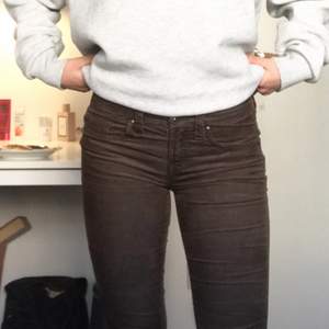Raka lowrise bruna jeans som är väldigt trendiga just nu! Jättefina och i bra skick. Säljer då de är lite för tajta på mig som har storlek 38. Köparen står för frakt. Är flera intresserade blir det budgivning 🤎