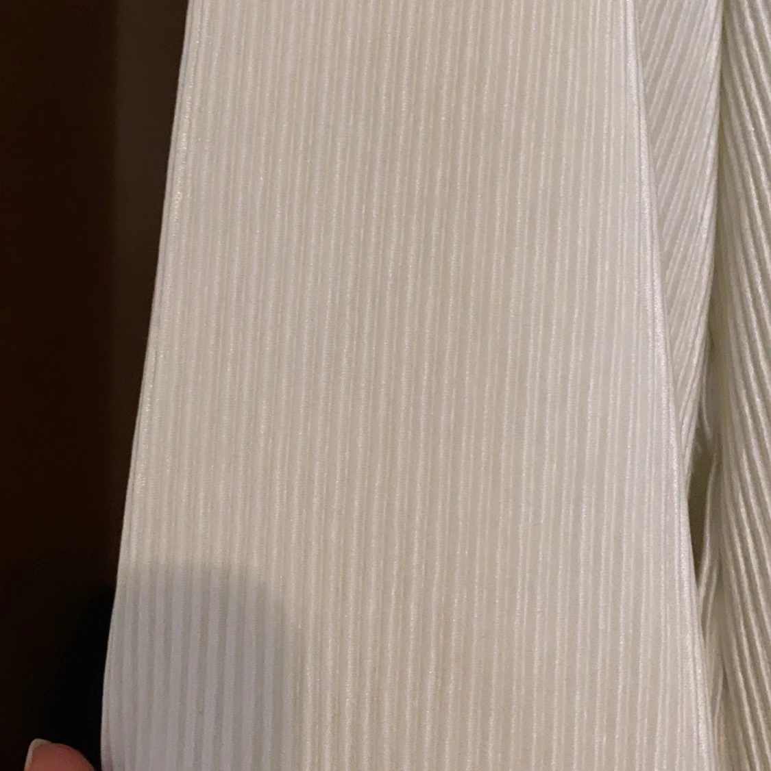 Fin veckad satin tröja med utsvängda armar  - 91