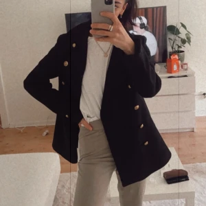 Kappa - Denna har hängt i min garderob superlänge och förtjänar att komma till användning ☺️ storlek S men passar även om man är XS💕knappen längst ner är av, men finns som man kan sy på.  köparen står för frakt!! 📦 