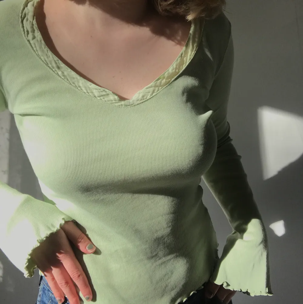 Så fin vintage långärmad tröja med ”volanger” som ger en stark 2000-tals känsla. Jag har sytt om den lite vid halsen då den var lite sönder när jag köpte den (skriv privat för fler bilder). Frakt ingår ej💓. Tröjor & Koftor.